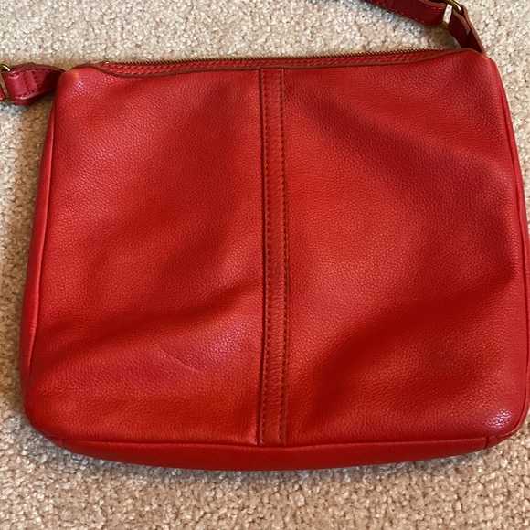 Red FOSSIL brand crossbody purse - Picture 2 of 9